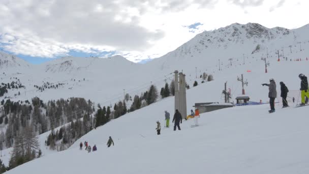 Personas Esquiando Montando Snowboards Plagne — Vídeos de Stock