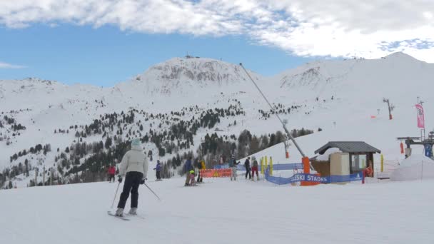 Skiërs Een Skigebied — Stockvideo