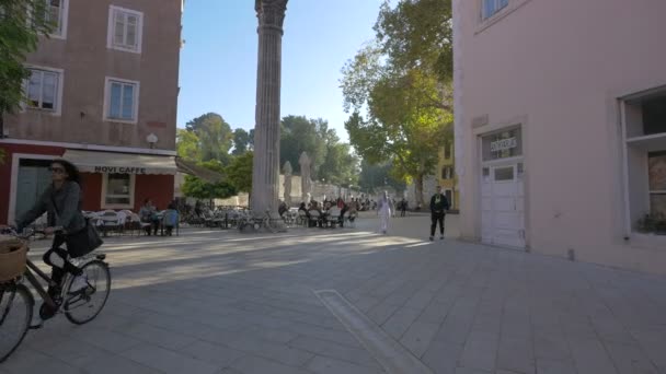 Una Terraza Cafetería Cerca Una Columna — Vídeo de stock