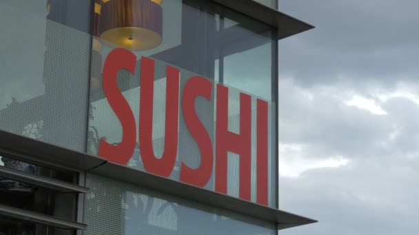 Sushi Υπογράψει Ένα Σύγχρονο Κτίριο — Αρχείο Βίντεο