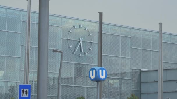 Relógio Moderno Estação Ferroviária Praterstern — Vídeo de Stock