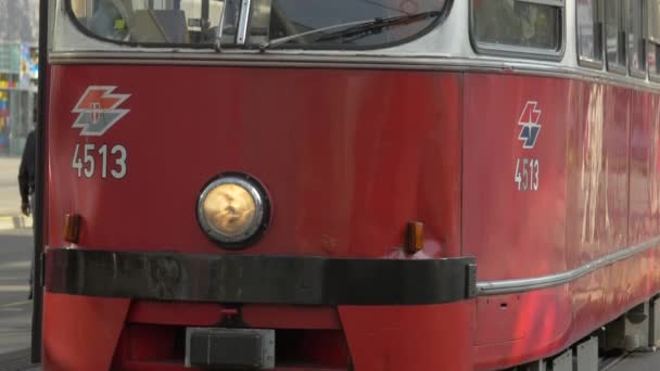 Tram Gestopt Bij Praterstern Light Rail Station — Stockvideo