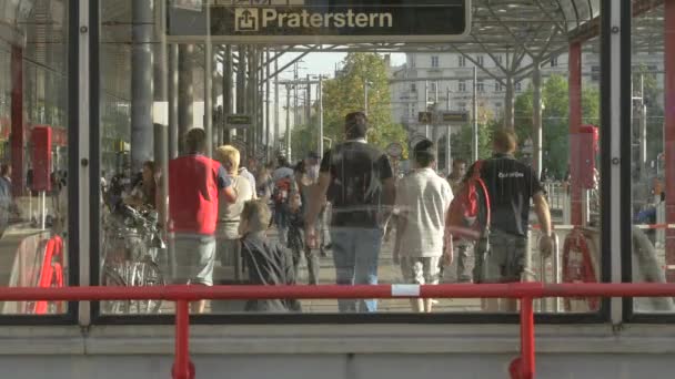 Människor Vid Ingången Till Praterstern Tunnelbanestation — Stockvideo