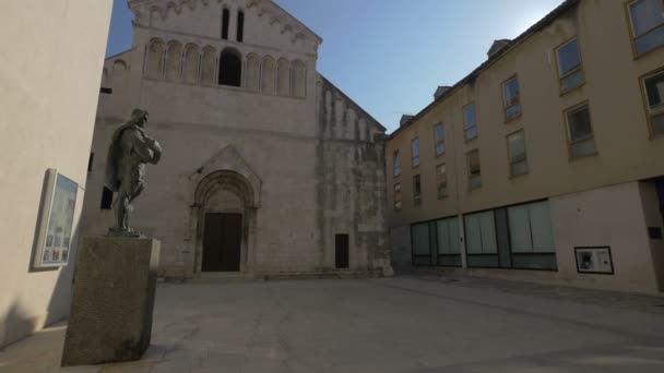 小广场上的教堂和雕像 — 图库视频影像