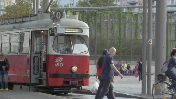 Spårvagn Stoppad Vid Lätt Järnvägsstation — Stockvideo