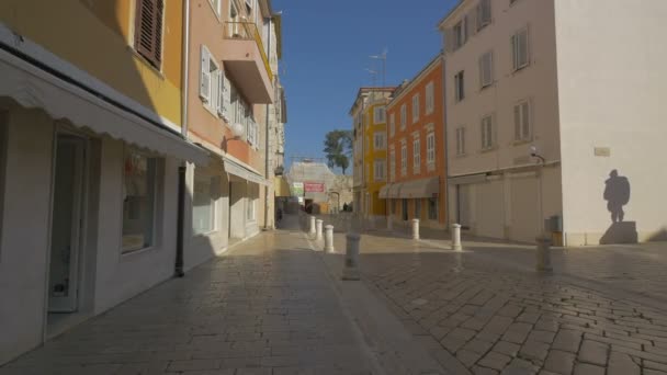 Una Calle Pavimentada Ladrillo Día Soleado — Vídeos de Stock