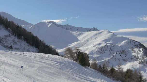 Идиллический Альпийский Пейзаж Снежными Вершинами Гор — стоковое видео