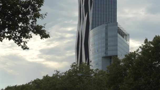 Сучасна Будівля Біля Вежі — стокове відео