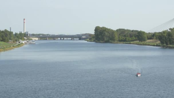 多瑙河上漂浮的小船 — 图库视频影像