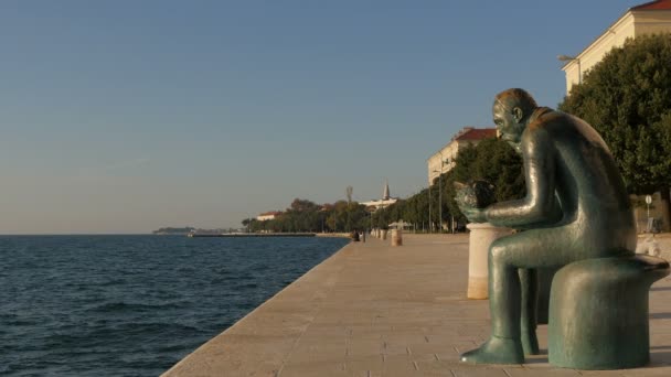 Бронзовая Статуя Морской Набережной — стоковое видео