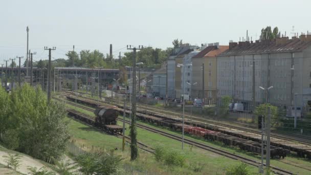 Σιδηρόδρομοι Στη Βιέννη Και Οδικά Οχήματα Κατά Κτίρια — Αρχείο Βίντεο