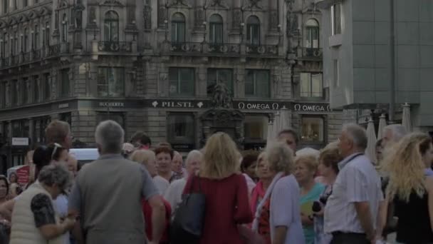 Naklonění Turistů Blízkosti Equitable Palace — Stock video