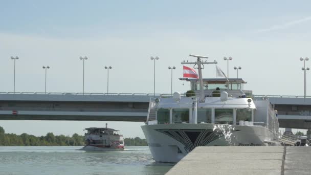 Barche Turistiche Sul Fiume Danubio — Video Stock