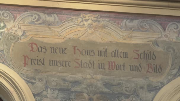 Deutsche Inschrift Auf Dem Gebäude — Stockvideo