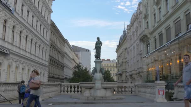 Statue Auf Der Mariahilfer Straße — Stockvideo