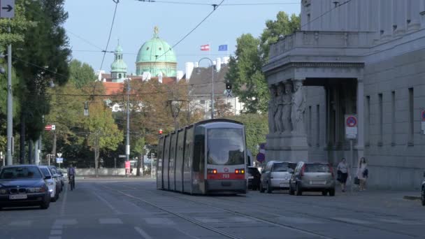 Tram Passing Austrian Parliament — Stock Video