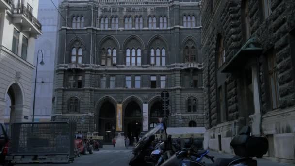 Miringkan Diri Dari Rathaus Wina — Stok Video