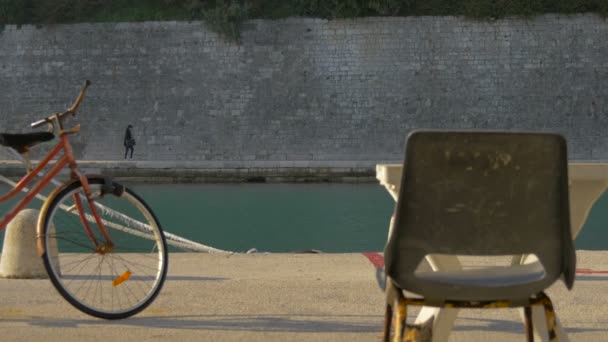 靠海的自行车 椅子和桌子 — 图库视频影像