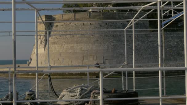 Una Estructura Metálica Cerca Muro Piedra — Vídeo de stock