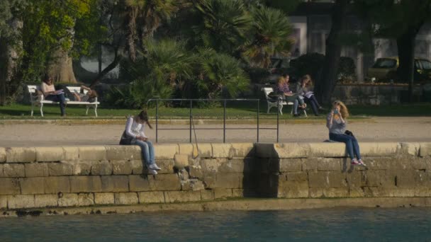 Mujeres Sentadas Muelle — Vídeos de Stock