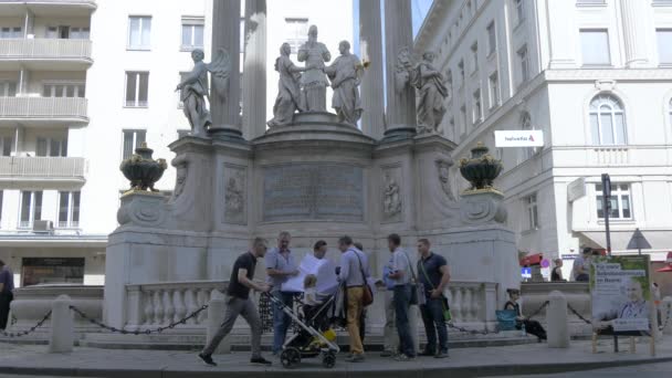 People Standing Front Vermahlungsbrunnen — Stock Video