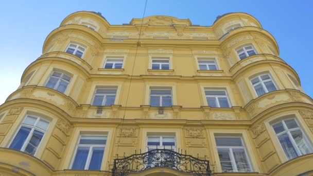 Baixo Ângulo Edifício Amarelo — Vídeo de Stock