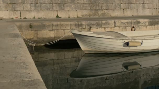 Bateau Attaché Flottant Près — Video