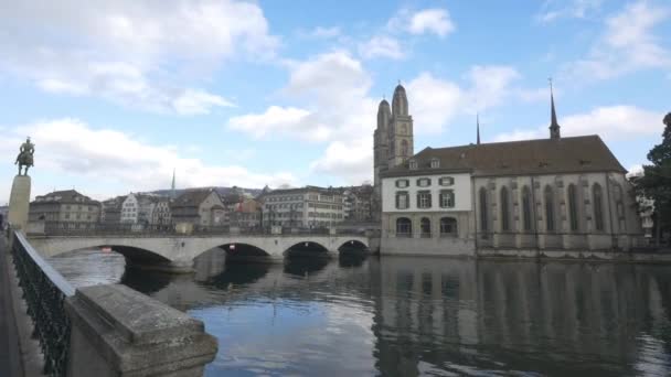 Церковь Гроссмунстерского Моста Воды Цюрихе — стоковое видео