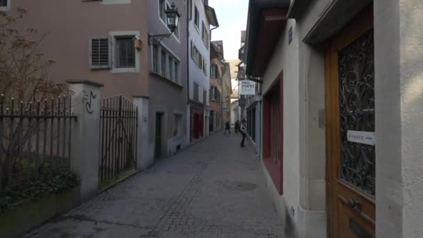 Menschen Gehen Auf Einer Schmalen Straße — Stockvideo