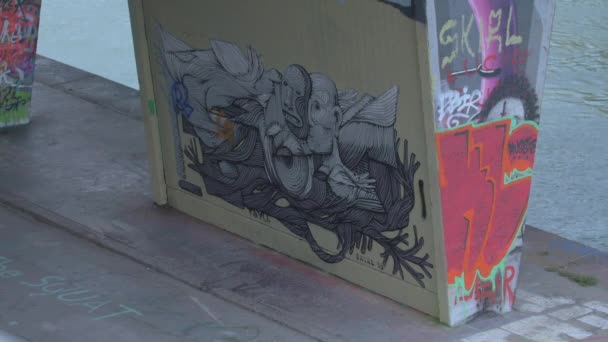 Köprünün Sütununa Graffiti — Stok video