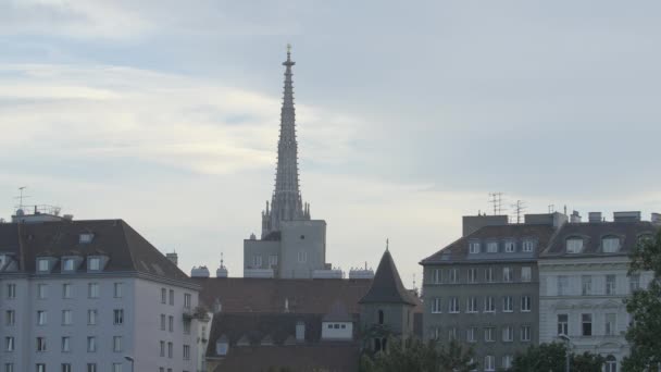 Torre Esbelta Igreja Votiva Vista Por Trás Dos Edifícios — Vídeo de Stock