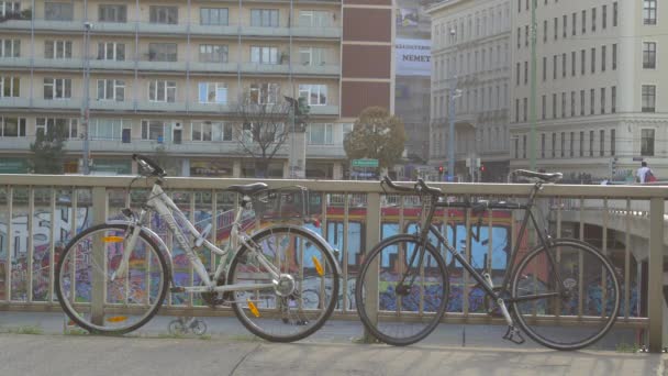 Bicicletas Apoyadas Una Balaustrada — Vídeo de stock