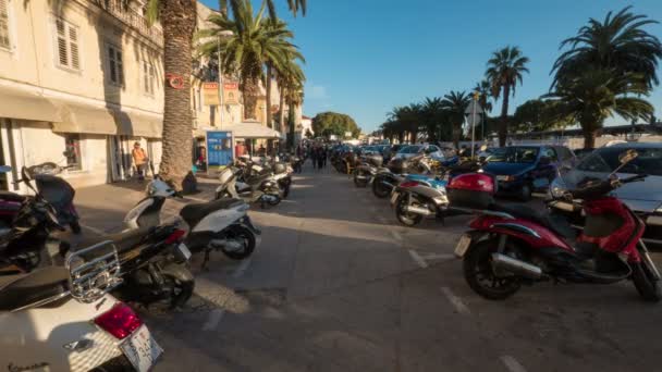 Calendário Uma Rua Com Motocicletas Carros Estacionados — Vídeo de Stock