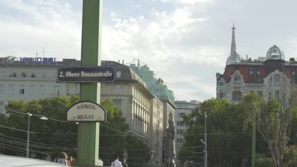 Знак Obere Donaustrasse Знак Marienbrcke Вена Австрия — стоковое видео