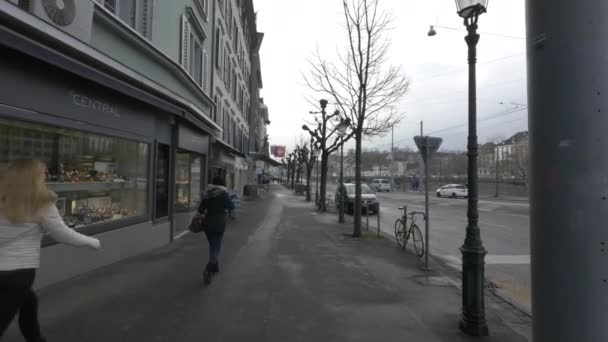 在瑞士苏黎世的一条街上散步的人 — 图库视频影像