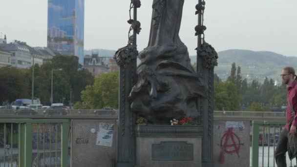 Vista Inclinada Estatua Virgen María — Vídeos de Stock