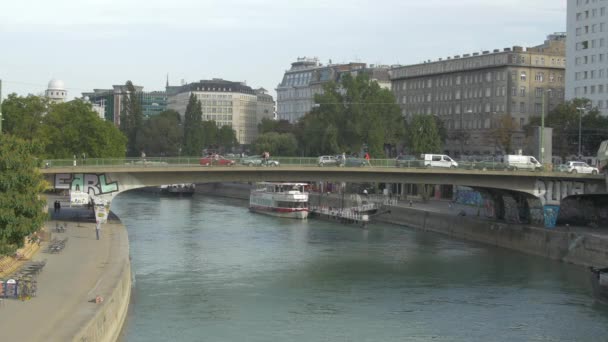 Puente Schwedenbrucke Sobre Canal Del Danubio — Vídeos de Stock