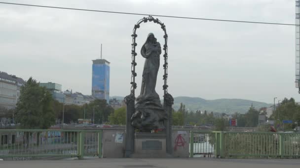 Marien Statue Auf Der Marien Brücke — Stockvideo