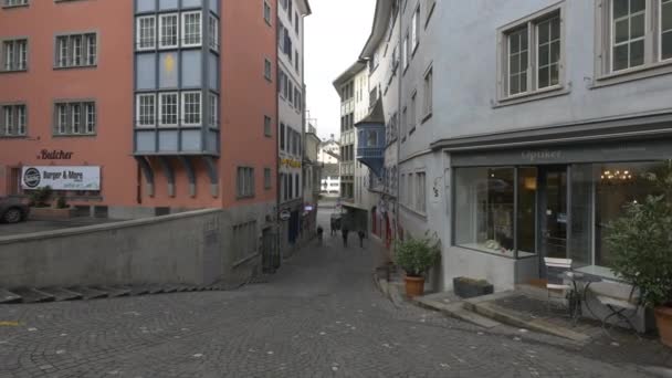 Rua Cobblestone Entre Edifícios — Vídeo de Stock