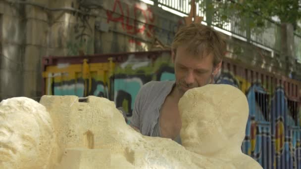 Mann Som Lager Skulpturer Utendørs Byen Dagen – stockvideo
