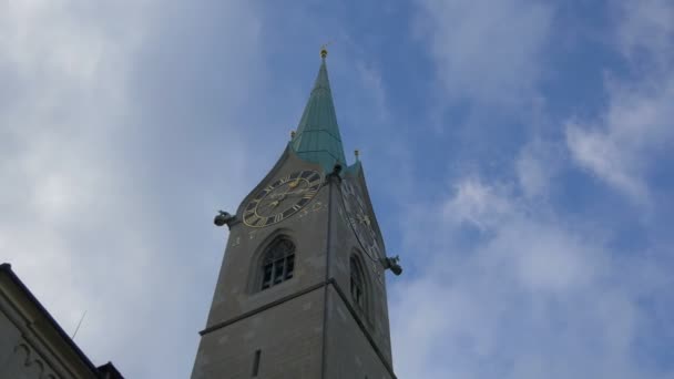 Niski Kąt Wieży Zegarowej Fraumunster Zurychu — Wideo stockowe