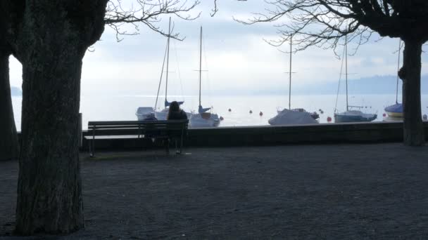 坐在海滨长椅上的女人 — 图库视频影像