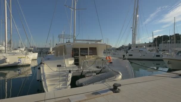 停泊在水泥码头上的帆船 — 图库视频影像
