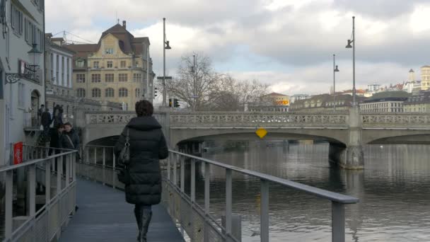 Люди Ходять Мостом Цюриху Швейцарія — стокове відео