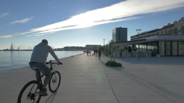 Біг Ходьба Їзда Велосипедах Набережній — стокове відео