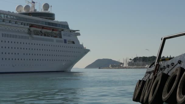 Коста Классика Корабль Стоящий Якоре Порту — стоковое видео