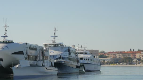 Barcos Passageiros Atracados Porto Cidade — Vídeo de Stock