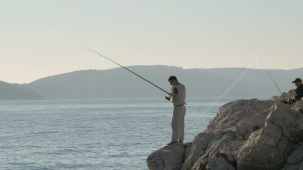 在岸边钓鱼的人们 — 图库视频影像
