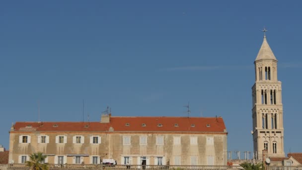 Glockenturm Des Heiligen Domnius Und Alte Gebäude — Stockvideo