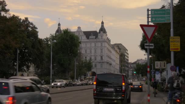 Βραδινή Κυκλοφορία Στην Οδό Landesgerichtsstrasse — Αρχείο Βίντεο